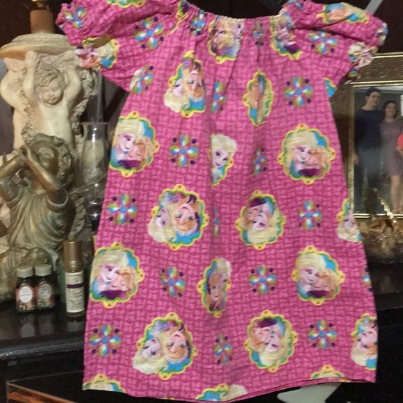 💮Sold💮Adorable handmade Anna and Elsa dress, T - Picture 8 of 8